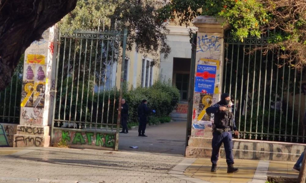 Επιχείρηση ΕΛ.ΑΣ. στο Πολυτεχνείο - Εκκένωσε κτίριο με 100 μετανάστες